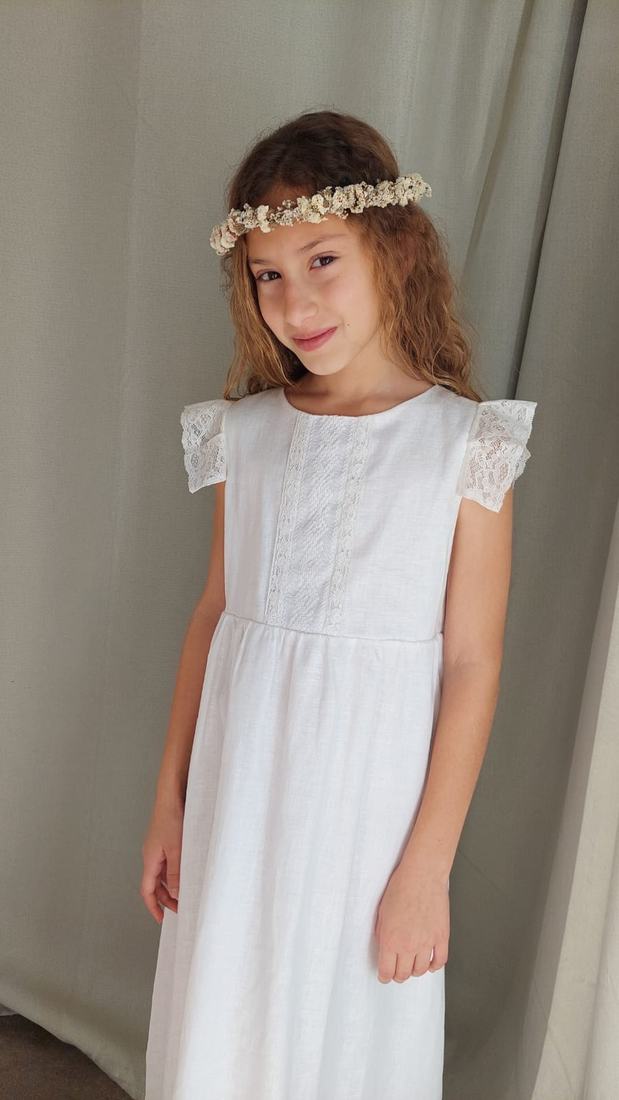Vestido Cata de frente, con corona de flores