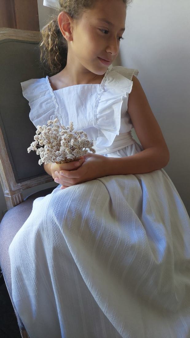 Nena sentada con el Vestido Elena